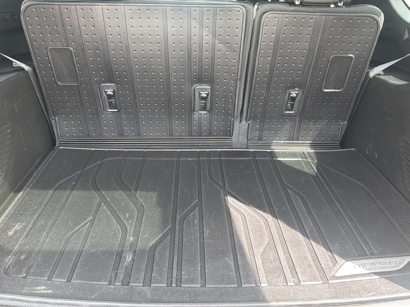 2023 Chevrolet Suburban RST 32