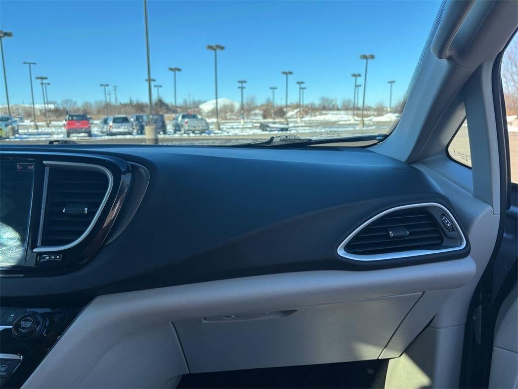 2024 Chrysler Pacifica Touring L 19