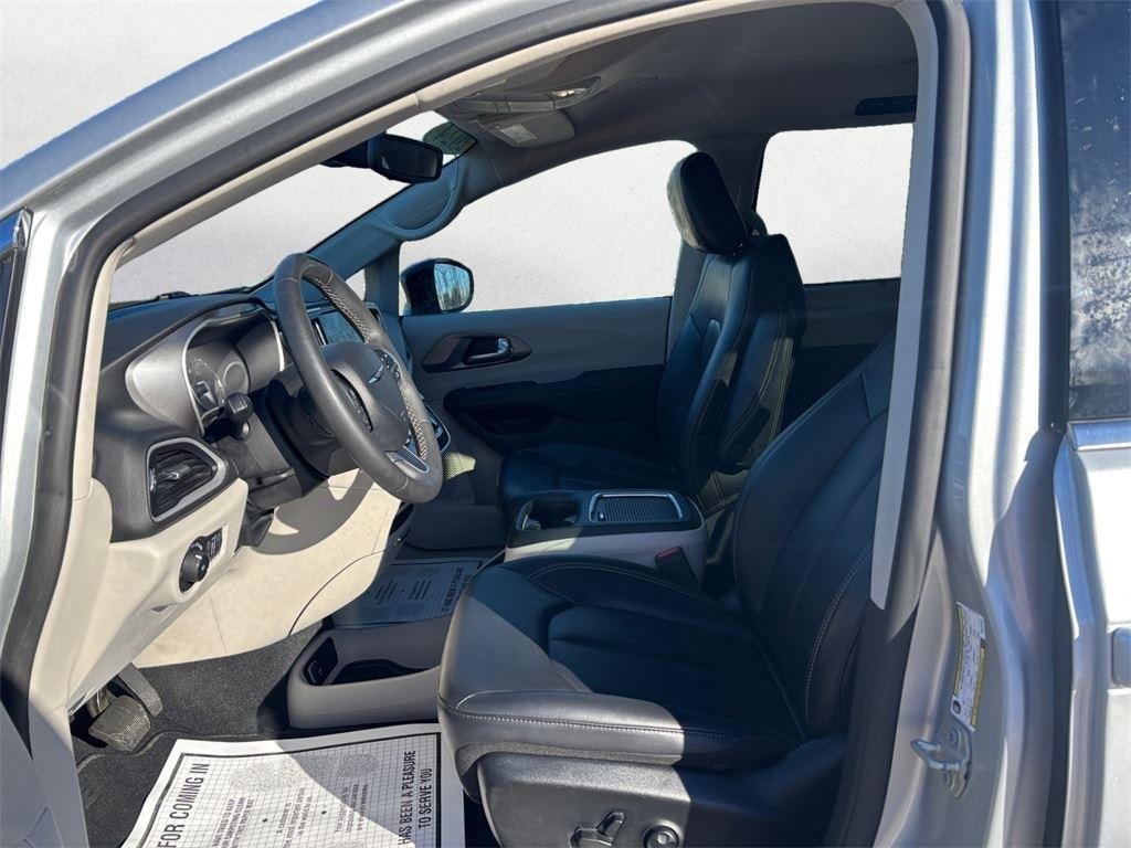 2024 Chrysler Pacifica Touring L 2