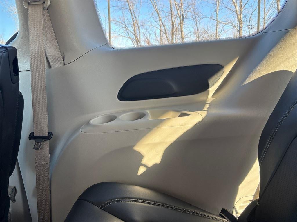 2024 Chrysler Pacifica Touring L 32