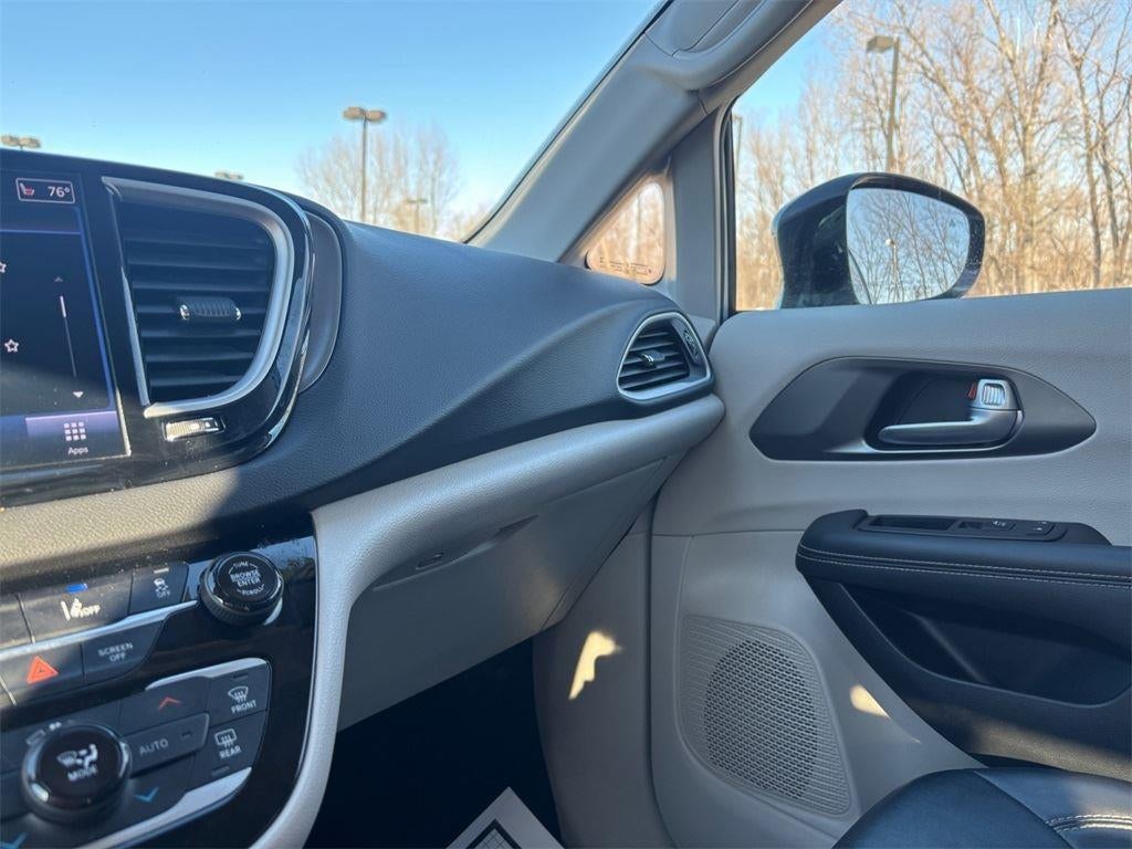 2024 Chrysler Pacifica Touring L 35