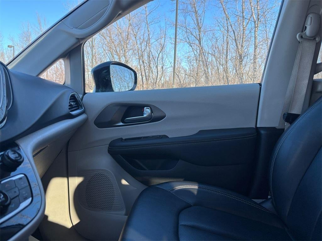 2024 Chrysler Pacifica Touring L 36
