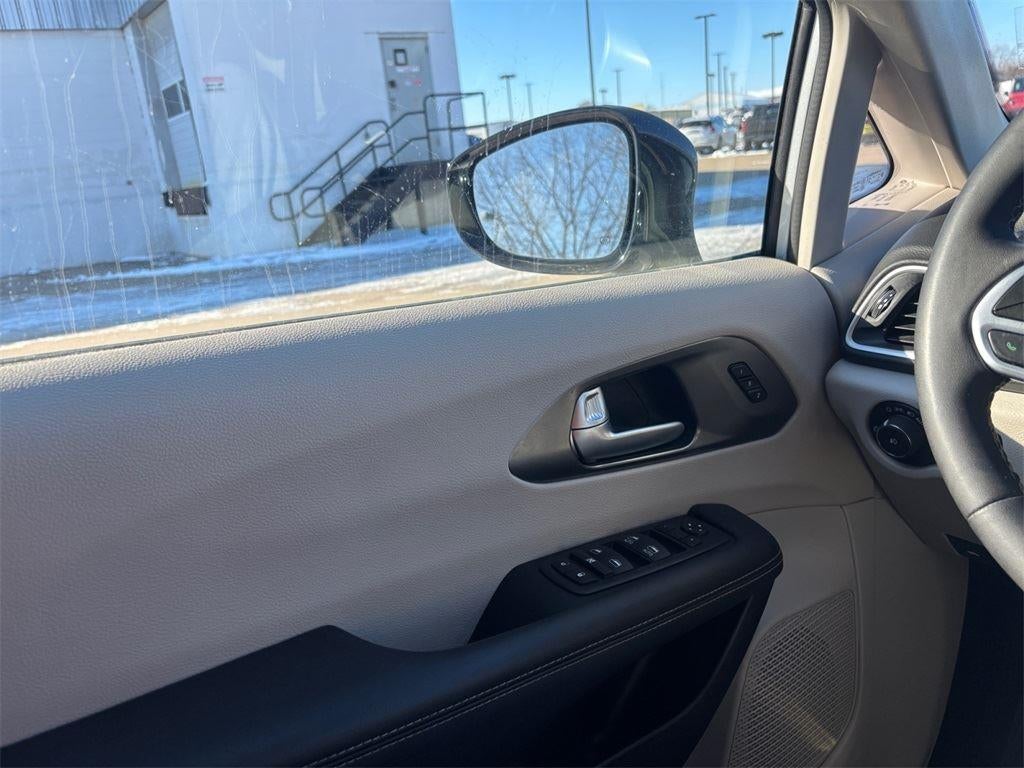 2024 Chrysler Pacifica Touring L 37