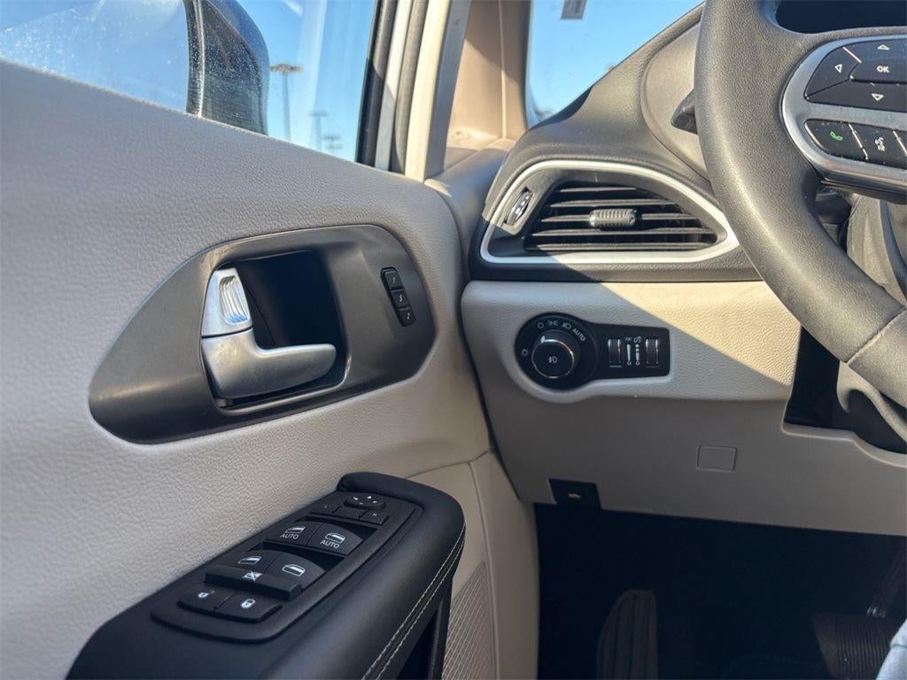 2024 Chrysler Pacifica Touring L 38